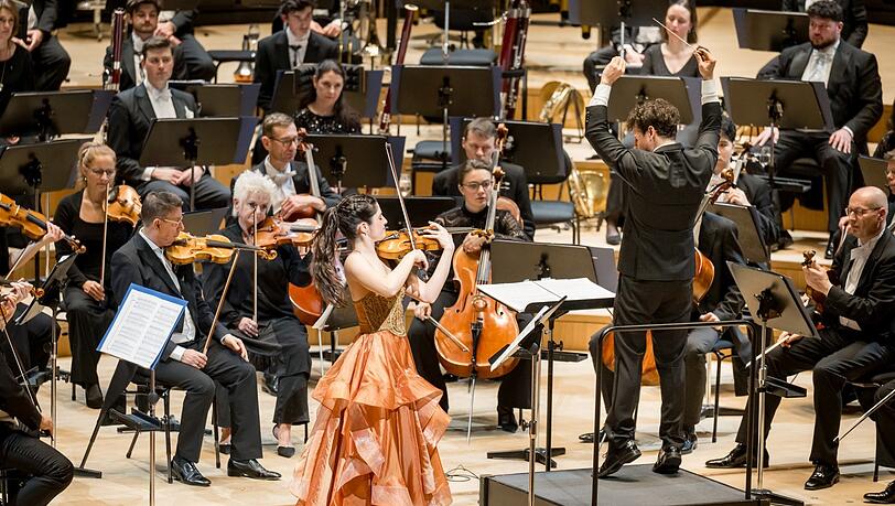 Die Geigerin Mariá Duenas mit dem Dirigenten Paolo Bortolameolli und den Münchner Philharmonikern. Die Geigerin Mariá Duenas mit dem Dirigenten Paolo Bortolameolli und den Münchner Philharmonikern.