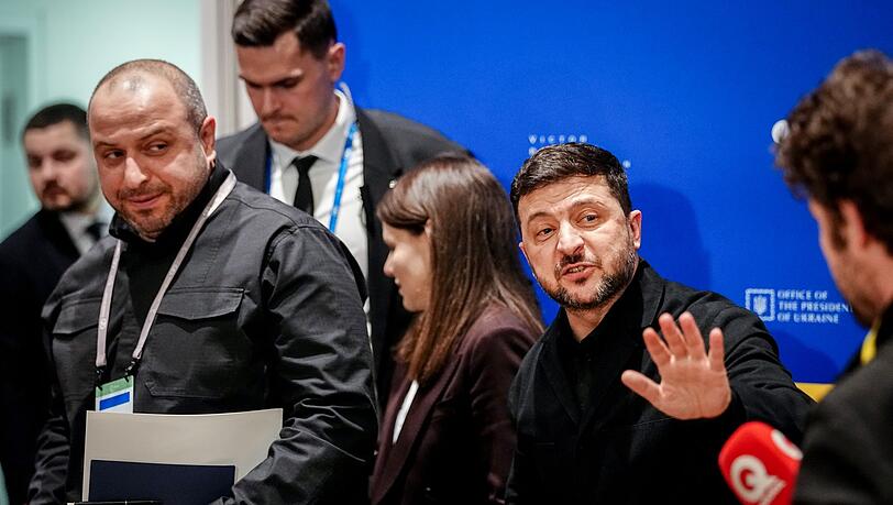 Der ukrainische Pr&auml;sident Wolodymyr Selenskyj erkl&auml;rt, dass die Friedensgespr&auml;che mit Russland unter US-Vermittlung wegen des Iran-Kriegs vertagt seien. (Archivbild)