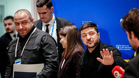 Der ukrainische Pr&auml;sident Wolodymyr Selenskyj erkl&auml;rt, dass die Friedensgespr&auml;che mit Russland unter US-Vermittlung wegen des Iran-Kriegs vertagt seien. (Archivbild)