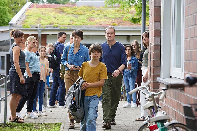 Der 12-jährige Aaron (Sammy Schrein, vorn) hat in der Schule mal wieder Mist gebaut. Seine Eltern Sophie (Julia Koschitz) und Thies (Mark Waschke) holen ihn ab. Der 12-jährige Aaron (Sammy Schrein, vorn) hat in der Schule mal wieder Mist gebaut. Seine Eltern Sophie (Julia Koschitz) und Thies (Mark Waschke) holen ihn ab.