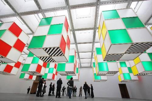 Die Spur der Streifen: Daniel Buren zeigt in der Ausstellungshalle des Neuen Museums leuchtende Laternen.