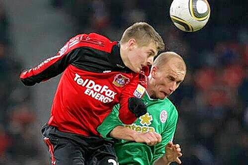 Sieger im Kopfballduell mit Mainz' Karhan: Leverkusens Toni Kroos, zum Spieler des Monats Dezember gewählt.