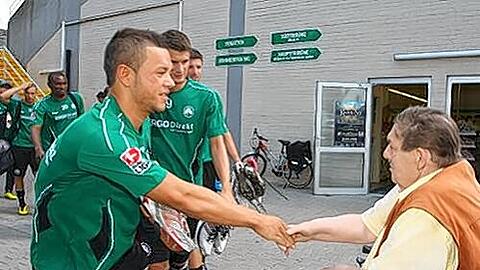 Trainingspause aus Vorsicht: Stephan Schröck, der hier von Kleeblatt-Vize Edgar Burkart begrüßt wird, zwickt die Wade.