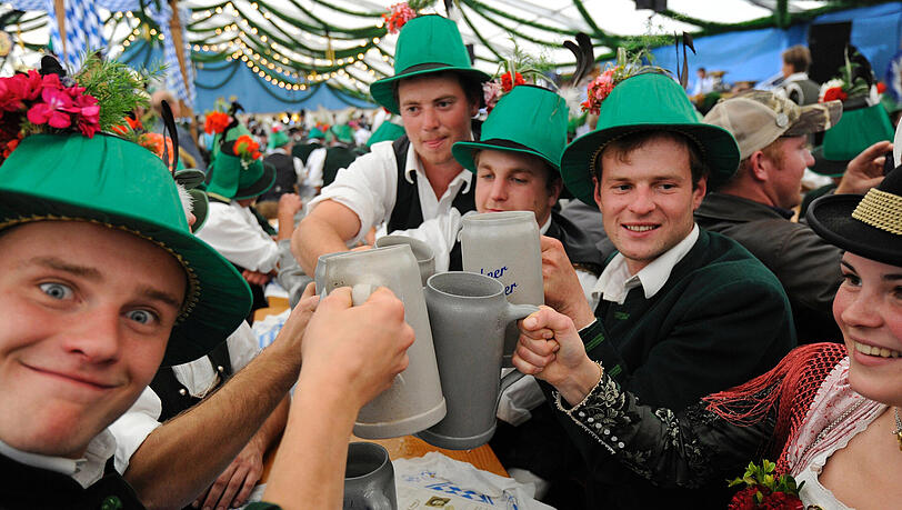 Auf Anhieb ein Hit: Trachtler stoßen 2010 im Festzelt der historischen Wiesn mit eigens angefertigten Keferlohern an. Auf Anhieb ein Hit: Trachtler stoßen 2010 im Festzelt der historischen Wiesn mit eigens angefertigten Keferlohern an.