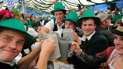 Auf Anhieb ein Hit: Trachtler stoßen 2010 im Festzelt der historischen Wiesn mit eigens angefertigten Keferlohern an.