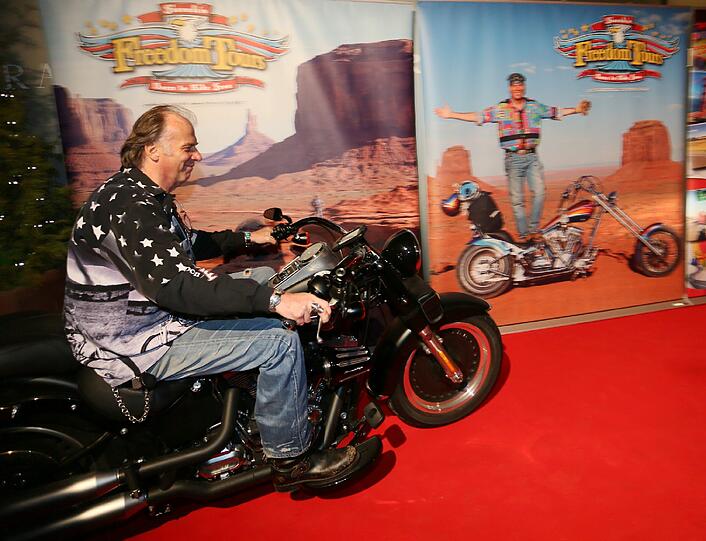 Auf und davon? - Wolfgang Fierek auf einer Harley Davidson.