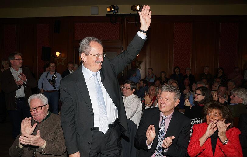 OB Christian Ude wird von der SPD-Basis beim Dreiköningstreffen gefeiert. Rechts neben ihm Charlotte Knobloch (Präsidentin der Israelitischen Kultusgemeinde München und Oberbayern), links Alt-OB Hans Jochen Vogel.