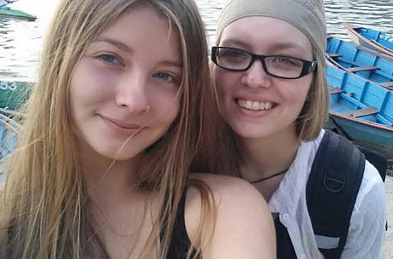 Leonie Elsner und Nina Stechmann (l-r), fotografiert am 23.04.2015 in Kathmandu in Nepal. Einen Tag später reisten sie in das Lantang-Tal. Nach den starken Erdbeben in Nepal gelten sie als vermisst.