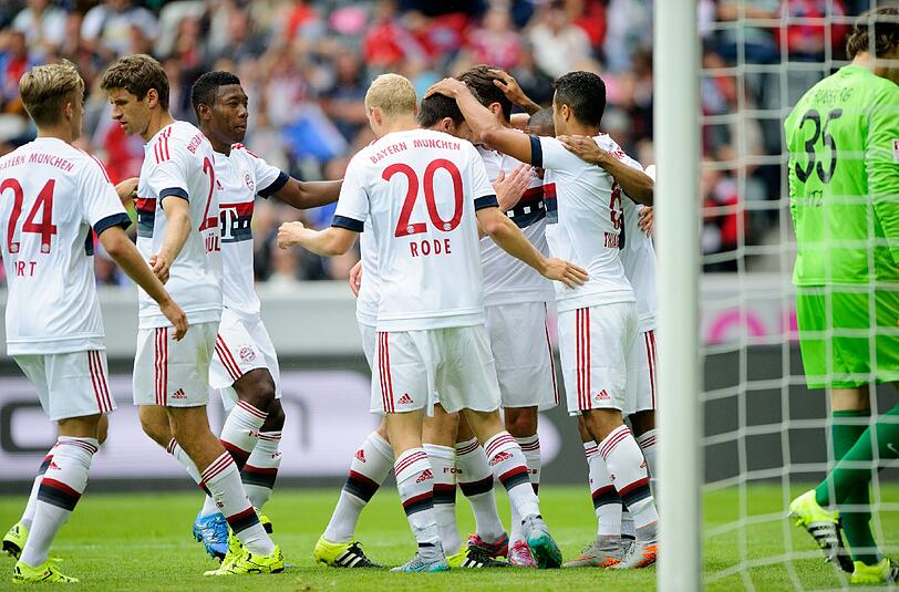 Nach Hereingabe von Neuzugang Douglas Costa: Die Bayern jubeln nach dem 1:0-Führungstreffer durch Thiago.