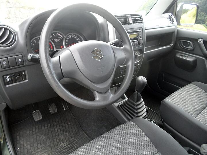 Die Armaturen des Suzuki Jimny: Wer hier nicht auf Anhieb durchblickt, sollte das Autofahren bleiben lassen.