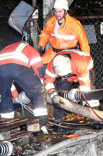 Eine halbe Million Euro: So hoch schätzt die Polizei den Sachschaden nach dem schweren Stallbrand in Au in der Hallertau. Die Bilder vom Feuerwehreinsatz.