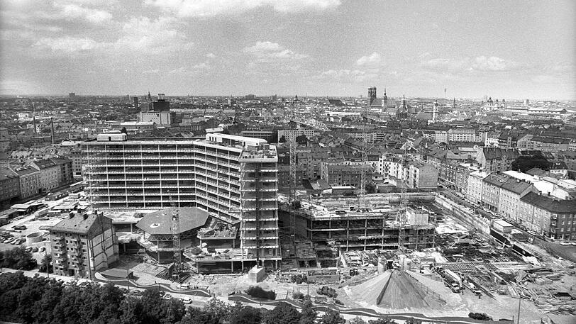 Die Baustelle an der Erhardtstraße im August 1977: Eines &ndash; von einstmals 31 &ndash; Gründerzeit-Häusern steht noch. Aber nicht mehr lange.