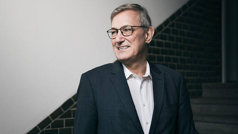 Der Parteivorsitzende der Linken, Bernd Riexinger, steht im Treppenhaus der Parteizentrale in Berlin.