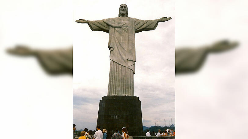 Natürlich steht das Original in Brasilien. Ein Erzbischof von Lissabon holte sich 1934 Inspiration in Rio de Janeiro und nach einer zehnjährigen Bauzeit entstand der 28 Meter hohe Cristo Rei. Beide Figuren bieten jeweils Panoramablicke auf eine Metropole und sind als Wallfahrtsorte bekannt.