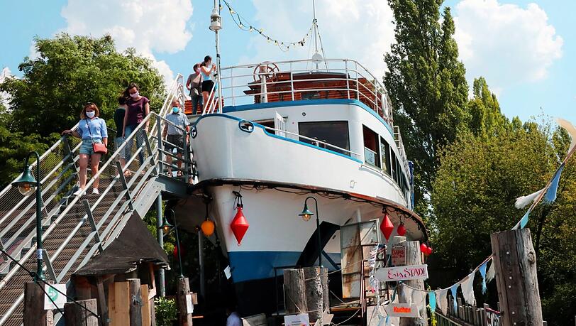 Hip und auf der Brücke: Die Alte Utting ist Zielpunkt des Spaziergangs.
