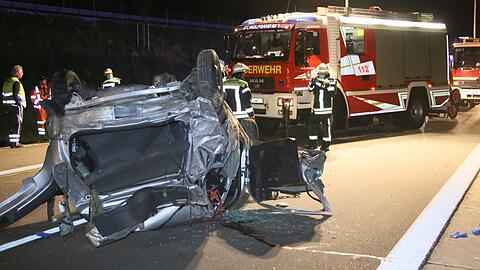 Auf der A94 hat eine Opel-Fahrerin die Kontrolle über ihren Pkw verloren und sich überschlagen. Das Auto blieb mitten auf der Fahrbahn liegen.