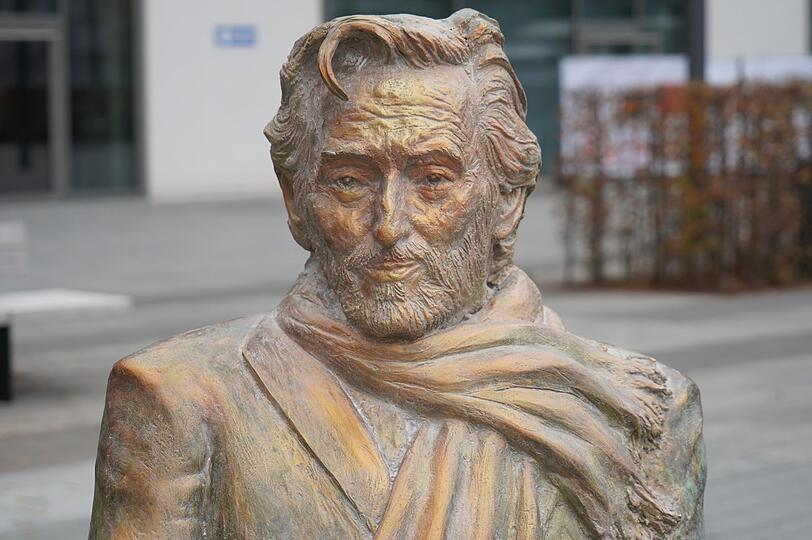 "Er hat etwas Spöttisches", sagt der Künstler über seine Figur.