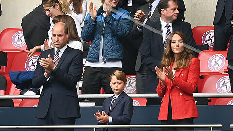 Prinz William, Prinz George und Herzogin Kate beim Achtelfinal-Spiel England gegen Deutschland im Wembley-Stadion