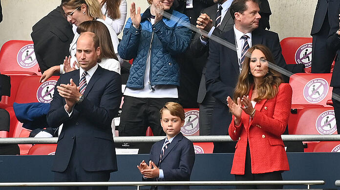 Prinz William, Prinz George und Herzogin Kate beim Achtelfinal-Spiel England gegen Deutschland im Wembley-Stadion