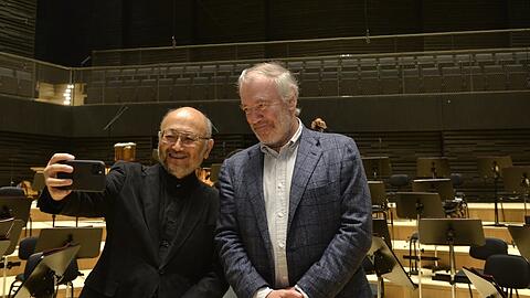Akustiker Yasuhisa Toyota macht ein Selfie mit Dirigen Valery Gergiev in der Isarphilharmonie.