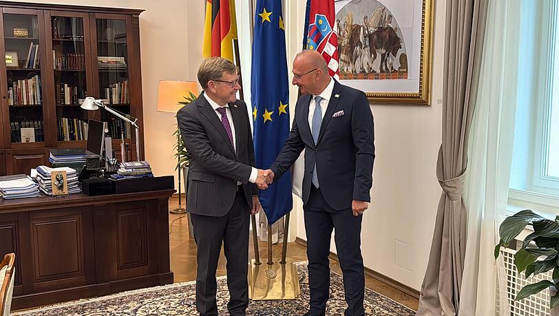 Außenminister Johann Wadephul (CDU) wird von seinem kroatischen Kollegen Gordan Grlic Radman in der Hauptstadt Zagreb zum Antrittsbesuch empfangen. Außenminister Johann Wadephul (CDU) wird von seinem kroatischen Kollegen Gordan Grlic Radman in der Hauptstadt Zagreb zum Antrittsbesuch empfangen.