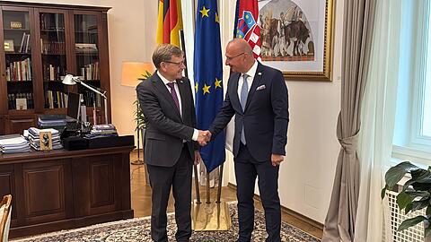 Außenminister Johann Wadephul (CDU) wird von seinem kroatischen Kollegen Gordan Grlic Radman in der Hauptstadt Zagreb zum Antrittsbesuch empfangen.