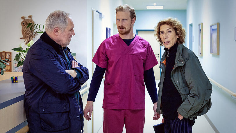 "Wenn wir mehr Personal hätten, wäre er nicht ertrunken." Moritz Eisner (Harald Krassnitzer, links) und Bibi Fellner (Adele Neuhauser) lassen sich von Chef-Pfleger Horst Windisch (Michael Edlinger) die angespannte Situation im Altersheim erklären. "Wenn wir mehr Personal hätten, wäre er nicht ertrunken." Moritz Eisner (Harald Krassnitzer, links) und Bibi Fellner (Adele Neuhauser) lassen sich von Chef-Pfleger Horst Windisch (Michael Edlinger) die angespannte Situation im Altersheim erklären.