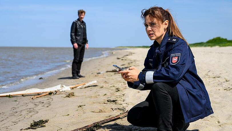 "Friesland: Sturmm&ouml;wen": S&uuml;her &Ouml;zl&uuml;g&uuml;l (Sophie Dal, v.) dokumentiert die &Uuml;berreste eines Segelbootes.