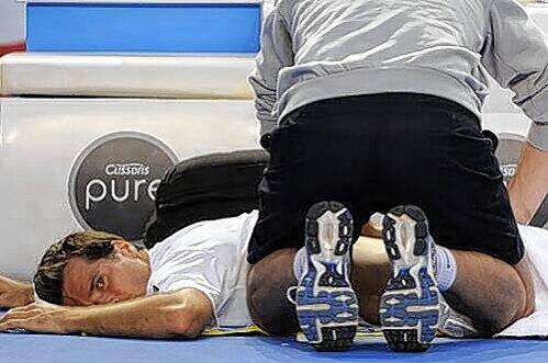 Symptomatisch: Tommy Haas, Deutschlands bester Tennisspieler der vergangenen sechs Monate, muss in Melbourne während seiner Partie gegen Jo-Wilfried Tsonga behandelt werden. Haas verlor klar.