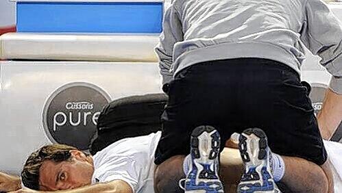 Symptomatisch: Tommy Haas, Deutschlands bester Tennisspieler der vergangenen sechs Monate, muss in Melbourne während seiner Partie gegen Jo-Wilfried Tsonga behandelt werden. Haas verlor klar.