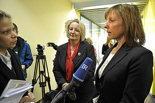 resse-Oberstaatsanwältin Barbara Stockinger (r.) und Presse-Amtsrichterin Ingrid Kaps informieren über den Stand des Verfahrens.