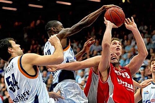 Comeback mit hautnaher Begleitung: Bambergs Star Predrag Suput (r.) hatte in Bremerhaven einen schweren Job.
