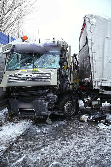 Auf der Autobahn A1 in der Nähe von Voecklabruck wurden nach heftigen Schneefällen zahlreiche Autos in Kollisionen verwickelt.