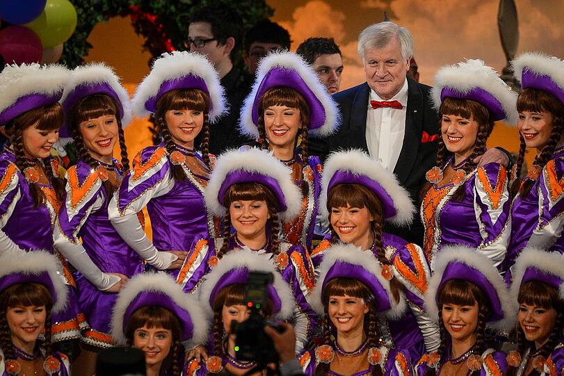 Bayerns Ministerpräsident Horst Seehofer posiert mit einer Tanzgarde auf der Prunksitzung des Fränkischen Fastnachtsverbandes "Fastnacht in Franken".