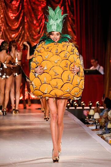 Nächsten Frühjahr wird die Mode ganz schön Banane - zumindest wenn es nach der Taschen- und Schuhdesignerin Charlotte Olympia geht.