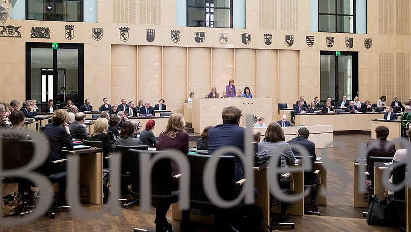 Der Bundesrat hat sich bei seiner ersten Sitzung 2017 gleich 106 Tagesordnungspunkte vorgenommen. Der Bundesrat hat sich bei seiner ersten Sitzung 2017 gleich 106 Tagesordnungspunkte vorgenommen.