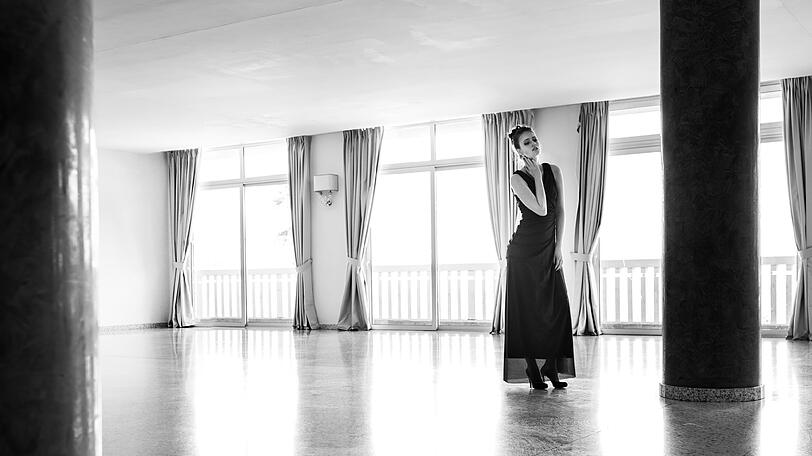 Jeannie in einem Kleid von Sonja Kiefer, fotografiert von Minh-Tuan Truong.