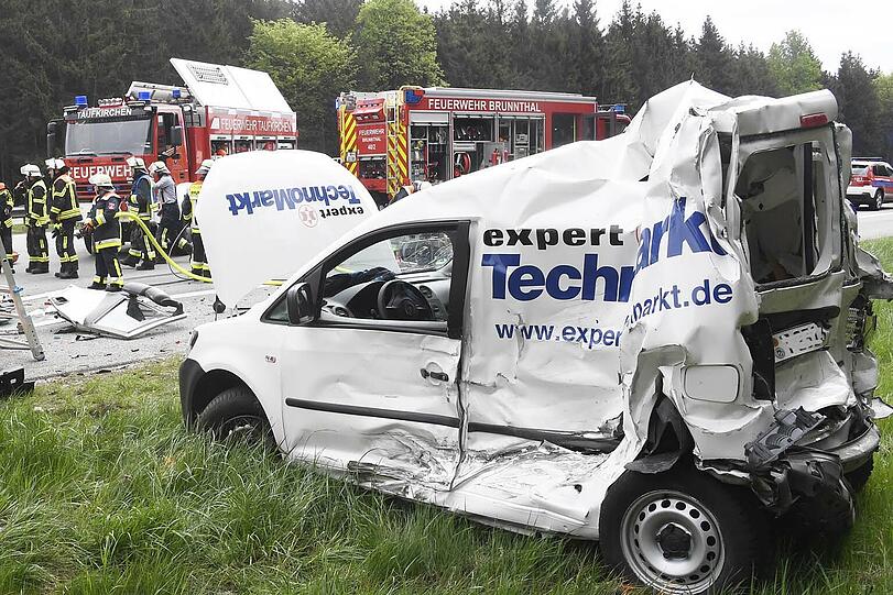 Schlimmer Unfall auf der A8: Ein Sattelzug rast in eine Kolonne und schleudert zwei Autos dutzende Meter weg. Die Bilder vom Einsatz.