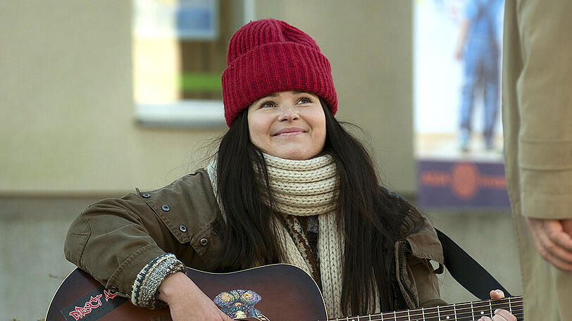 "Stenzels Bescherung" (23.12., 20:15 Uhr, das Erste): Anna Fischer als Straßenmusikerin Jana