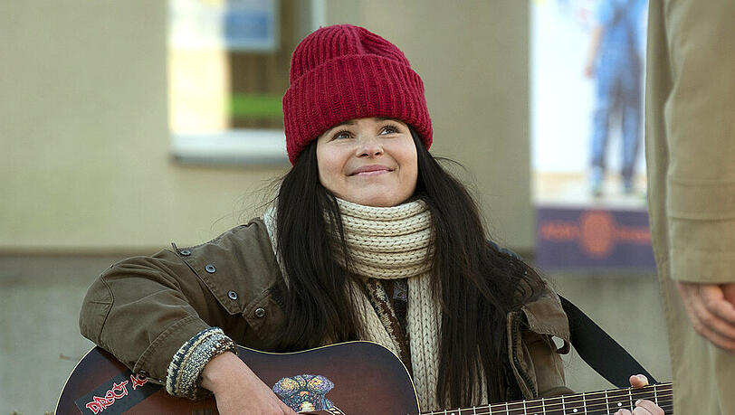 "Stenzels Bescherung" (23.12., 20:15 Uhr, das Erste): Anna Fischer als Straßenmusikerin Jana "Stenzels Bescherung" (23.12., 20:15 Uhr, das Erste): Anna Fischer als Straßenmusikerin Jana