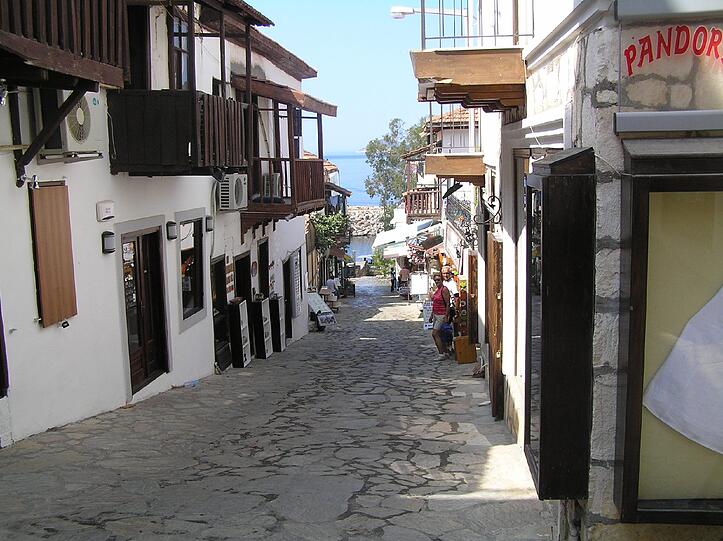 Kalkan: Malerische Gassen führen durch das Fischerdorf hinab zum Meer.