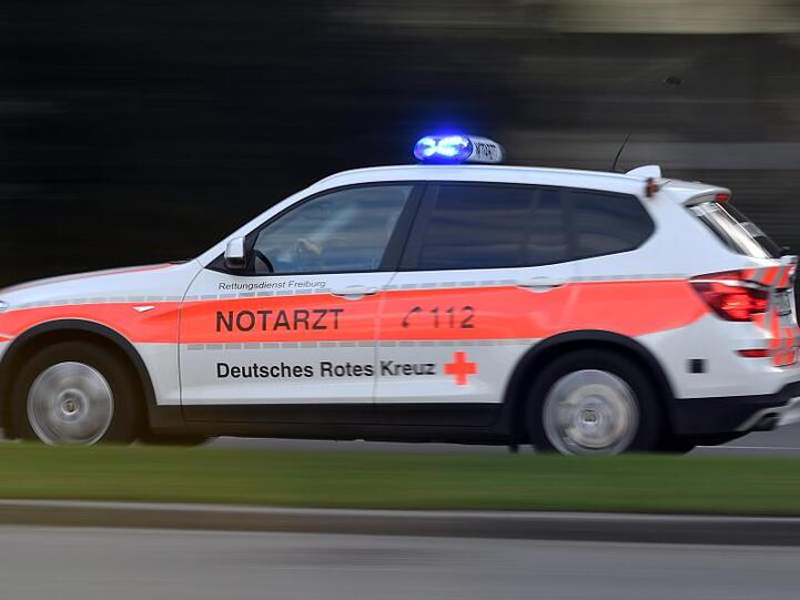 Ein Notarztfahrzeug fährt mit Sondersignal. Foto: Patrick Seeger/dpa/Archivbild
