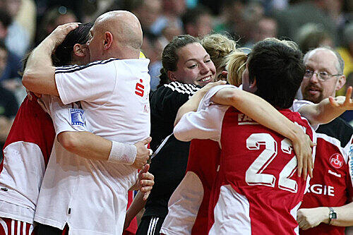 Geschafft! Die Mädchen von Trainer herbert Müller (2. v.l.) haben in leipzig den Grundstein zum erneuten Gewinn der Meisterschaft gelegt.