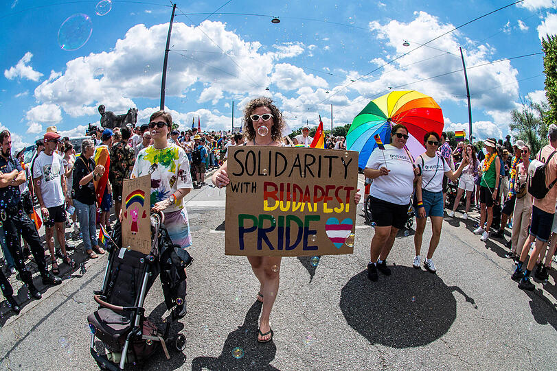 Viele Teilnehmer zeigten ihre Solidarität mit Budapest, wo – trotz politischem Verbot – am Samstag auch eine CSD-Parade stattfand.