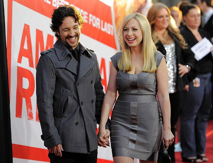Der vierte Teil des us-amerikanischen Teenie-Klassikers "American Pie" hat in Los Angeles Premiere gefeiert - und Jason Biggs, Tara Reid, Chris Klein, Mena Suvari und Sean William Scott sind alle wieder mit dabei. Der vierte Teil in Original-Besetzung wird im April 2012 auch in Deutschland unter dem Titel "American Reunion - Das Klassentreffen" auf der Leinwand erscheinen. Sehen Sie hier die besten Bilder vom roten Teppich des legendären Chinese Theatres in Hollywood.
