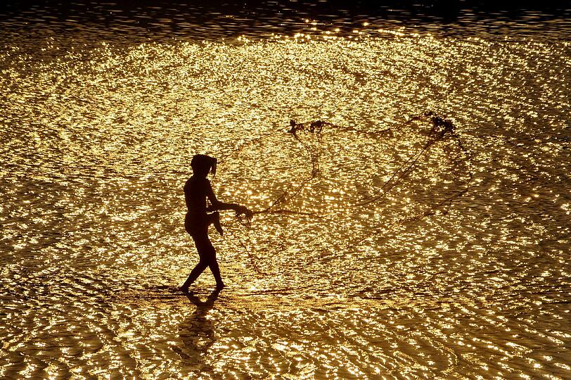 Indische Fischer halten in einem Vorort von Bhubaneswar ihre Angeln ins Wasser. Dort, am Bhargavi-Fluss, findet jedes Jahr ein Fischeri-Festival statt.