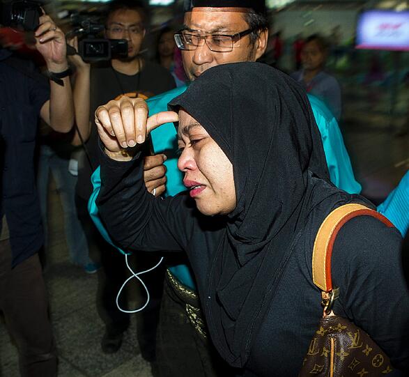 Auch am Flughafen in Kuala Lumpur, wo Flug MH17 landen sollte, herrscht Fassungslosigkeut, Wut und Trauer.
