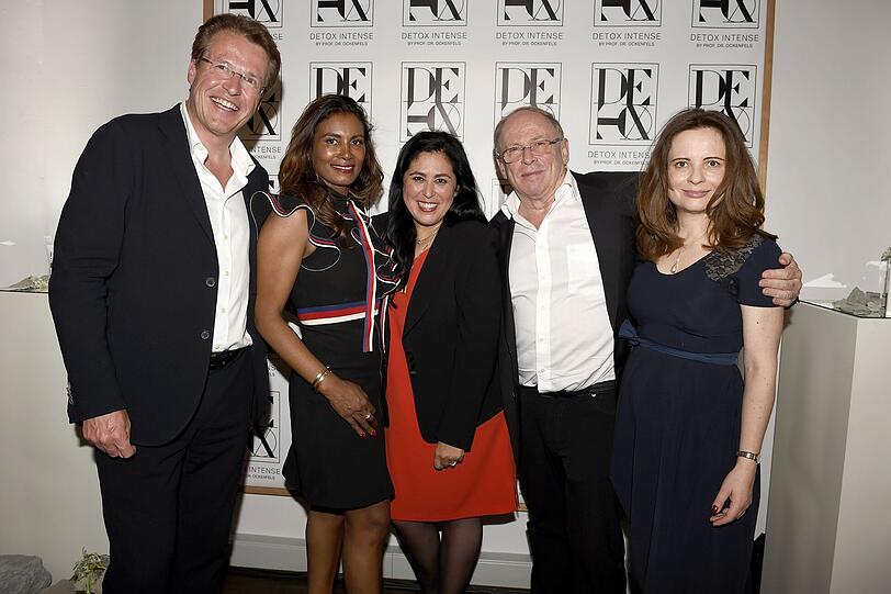 Prof. Hans Michael Ockenfels (leitender Arzt der Haut- und Allergieklinik am Klinikum Hanau) und Frau Mercedes, Nagia El-Sayed, Artdeco-Gründer Helmut Baurecht und Frau Irina Bolz.