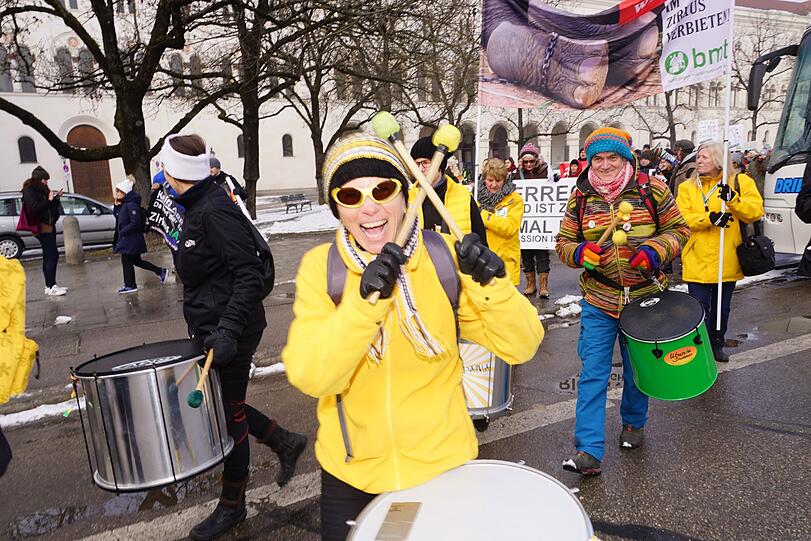 Hunderte Demonstranten setzten sich am Samstag für Zirkus ohne Tiere ein.
