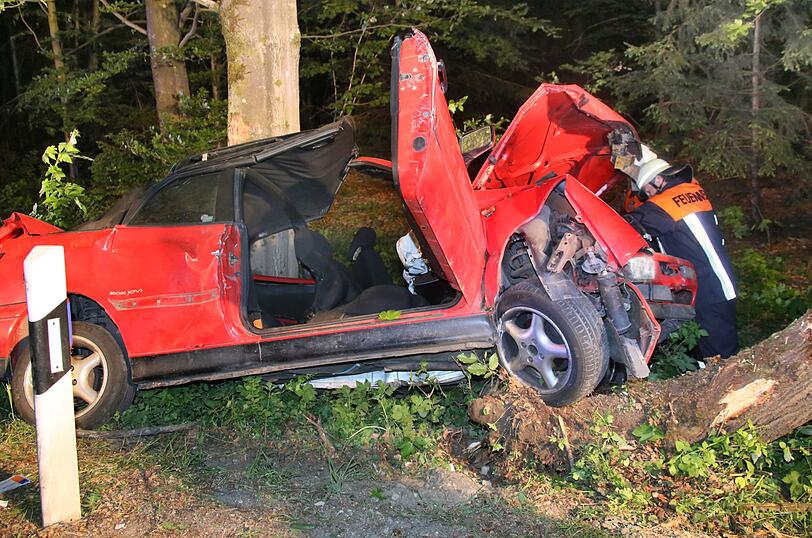 Ein mit vier Personen besetzter VW Cabrio wurde in der Nacht auf Freitag an einen Baum geschleudert. Die Bilder vom Einsatz.